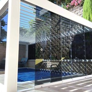 Pérgola bioclimática con cerramiento de cortina de cristal