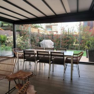 Pérgola técnica con cortina de cristal