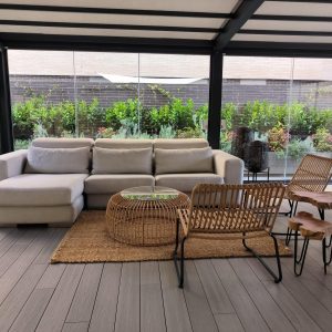 Pérgola técnica con cortina de cristal